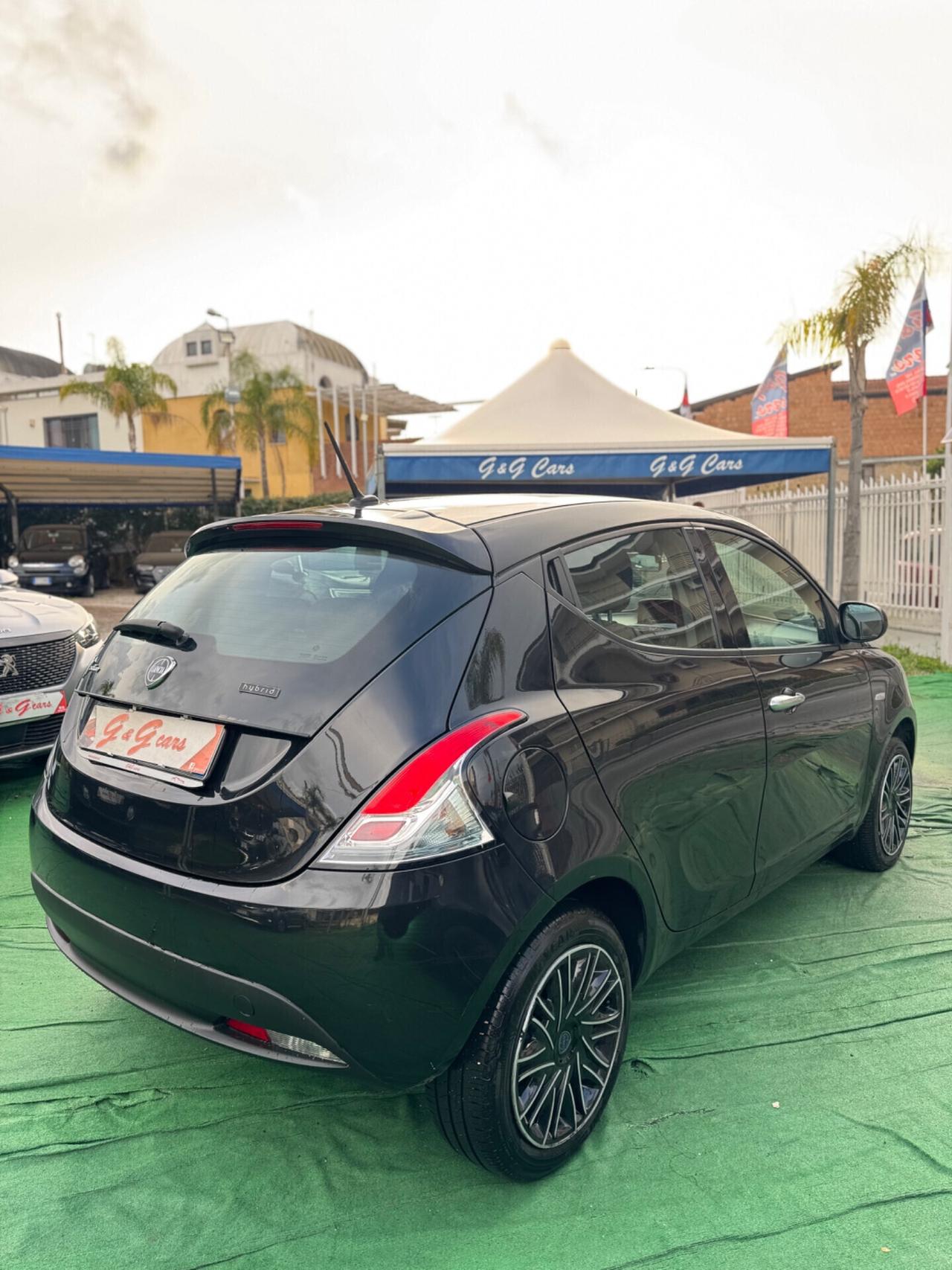 Lancia Ypsilon 1.0 FireFly 5 porte S&S Hybrid Silver