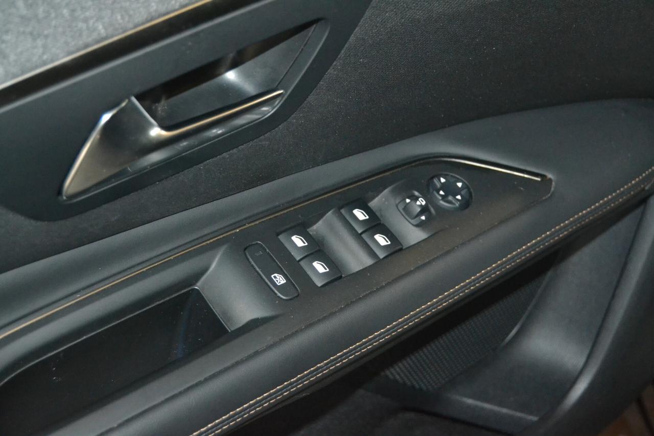 Peugeot 3008 BlueHDi 130CV GT-Line Navi/Pelle/Xenon/UNIPRO