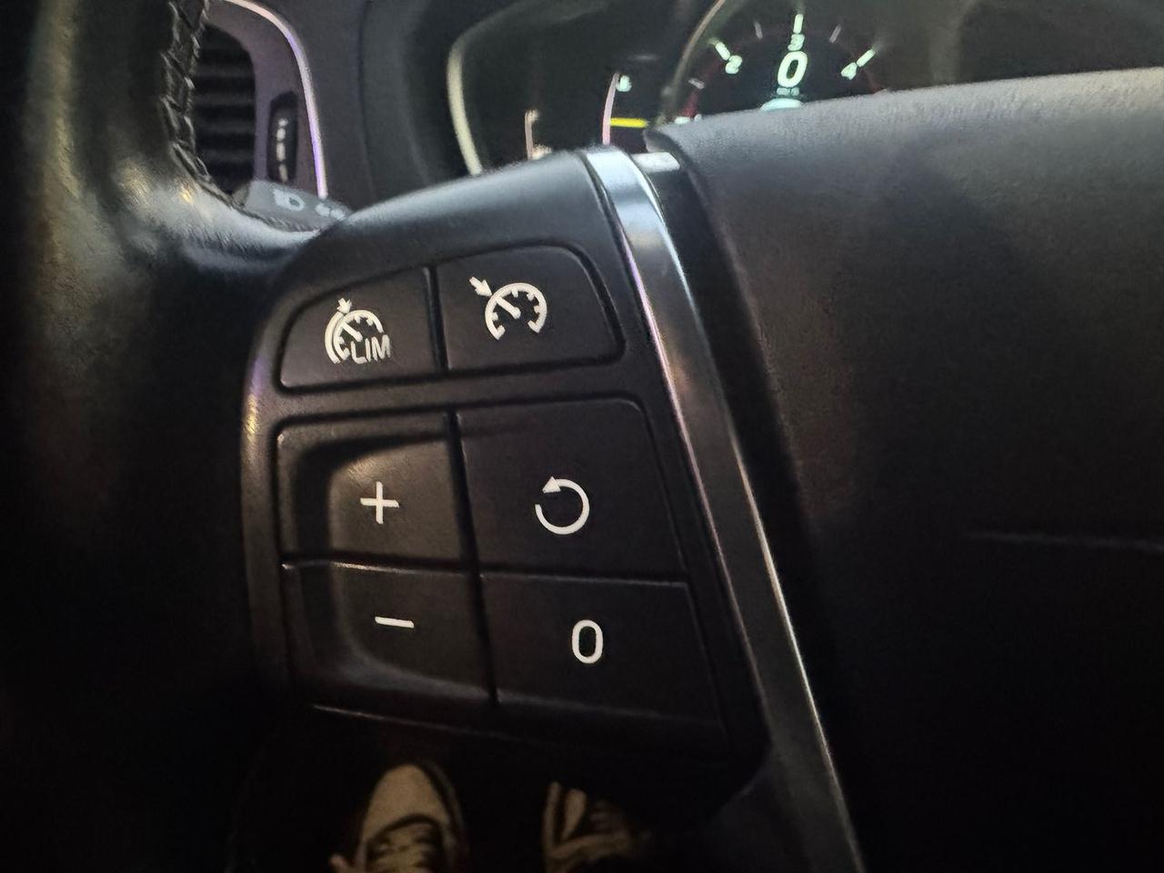 Volvo V40 R Design Momentum 2.0 D4 #9303