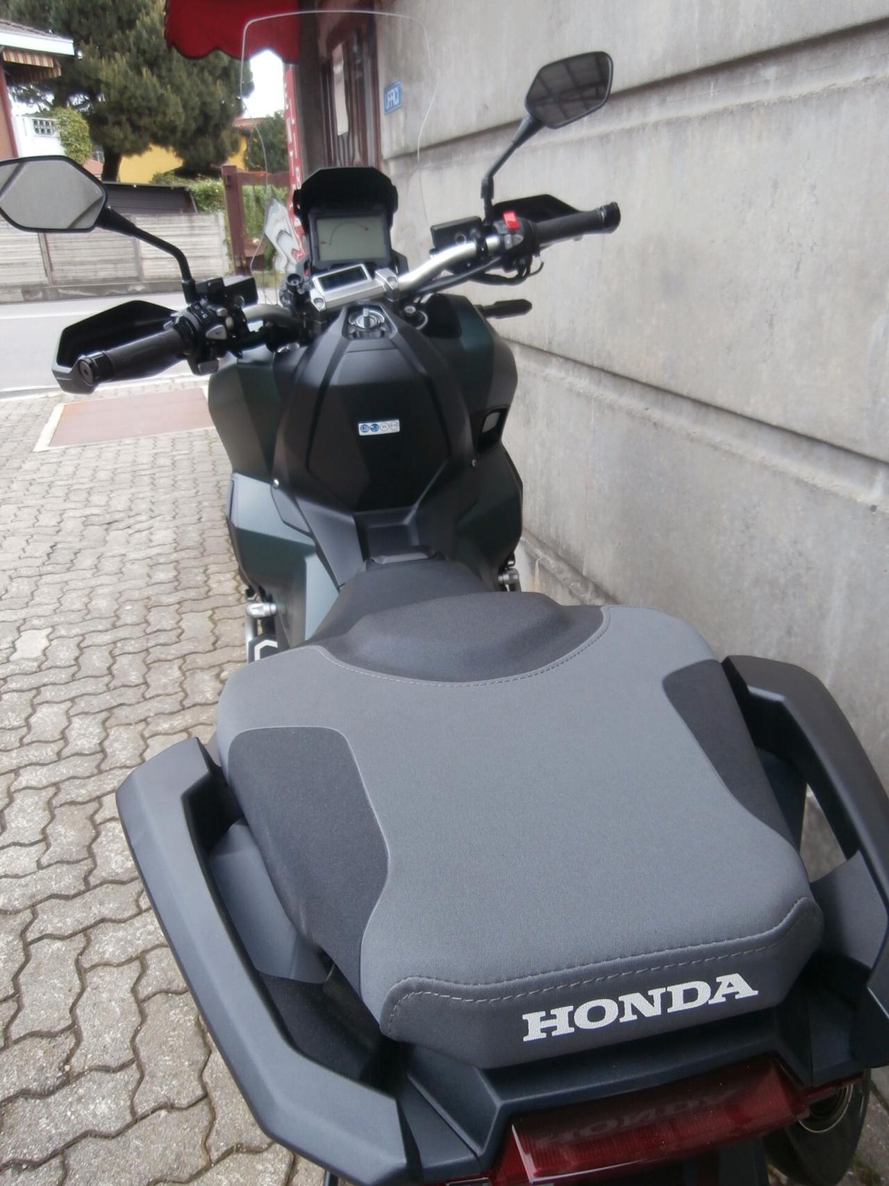 Honda X-ADV 750 (2018 - 20) 2020 passaggio incluso.