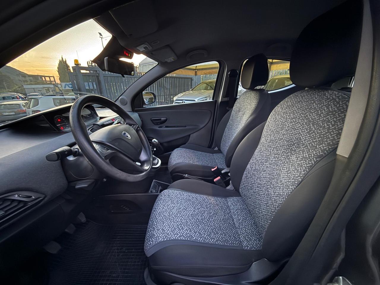 Lancia Ypsilon 1.0 FireFly S&S Hybrid Silver