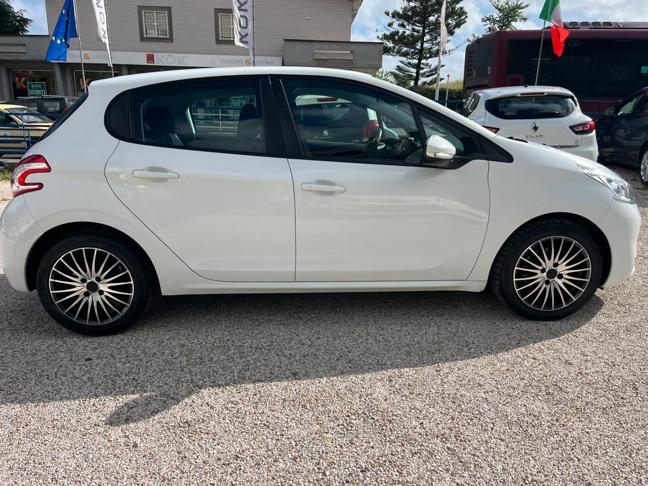 Peugeot 208 1.4 HDi 68 CV 5 porte Allure