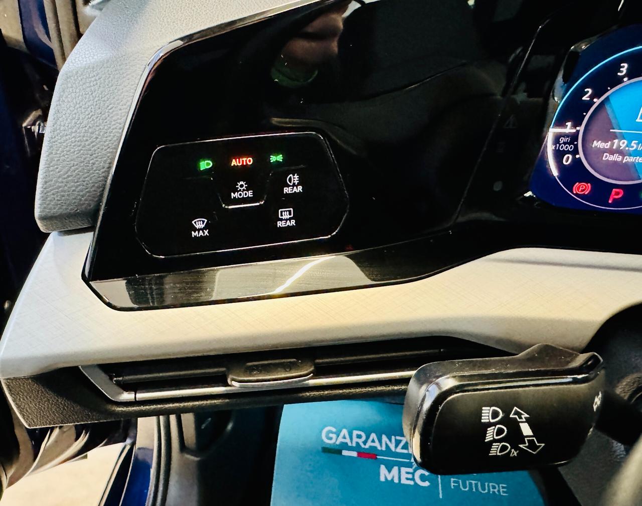 Volkswagen Golf VIII 1.0 eTSI EVO DSG Virtual - Automatica