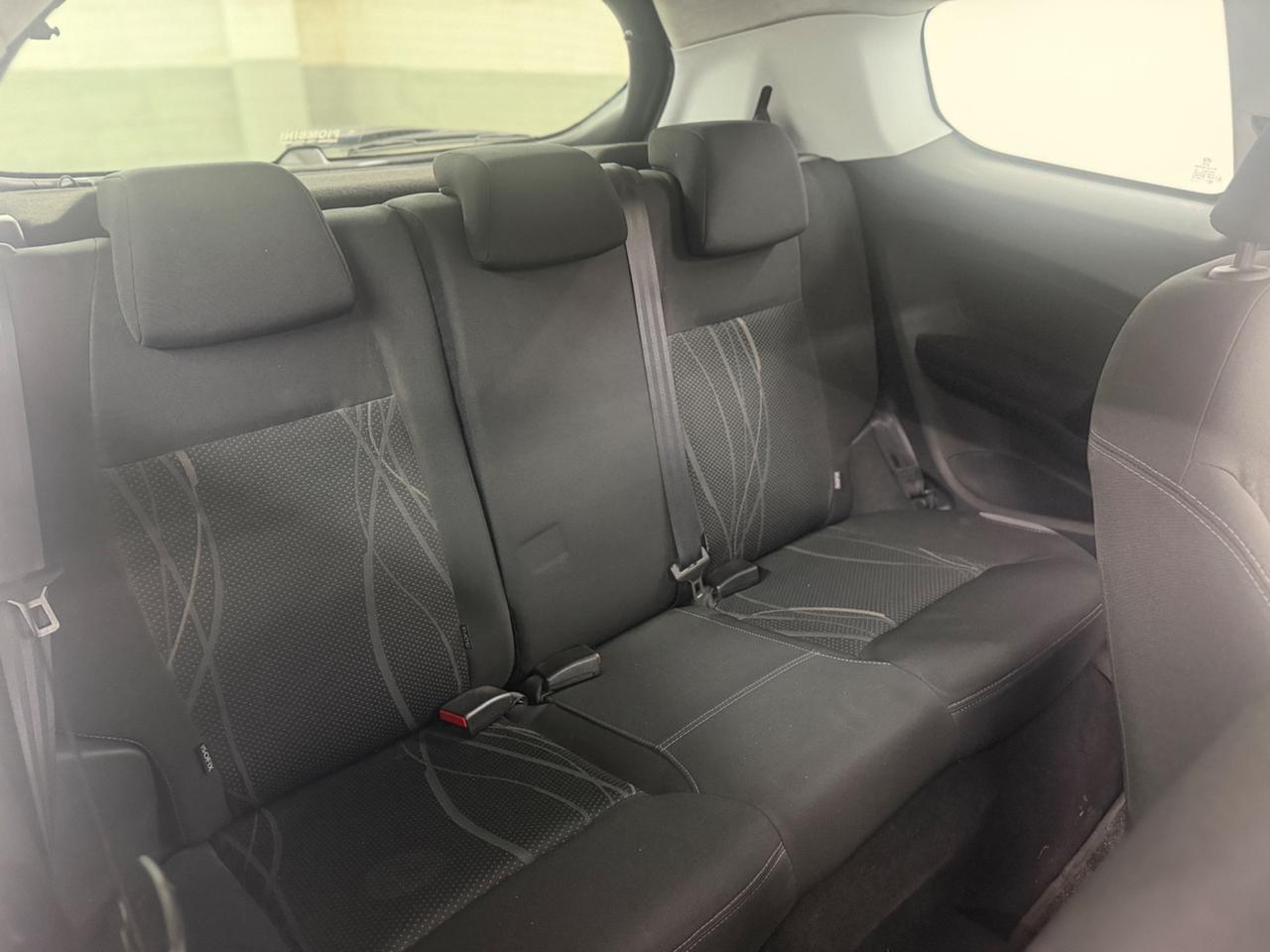 PEUGEOT 208 (anno 2015)