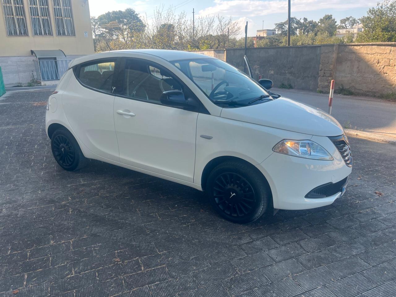 Lancia Ypsilon 1.2 69 CV 5 porte X NeoPatentati