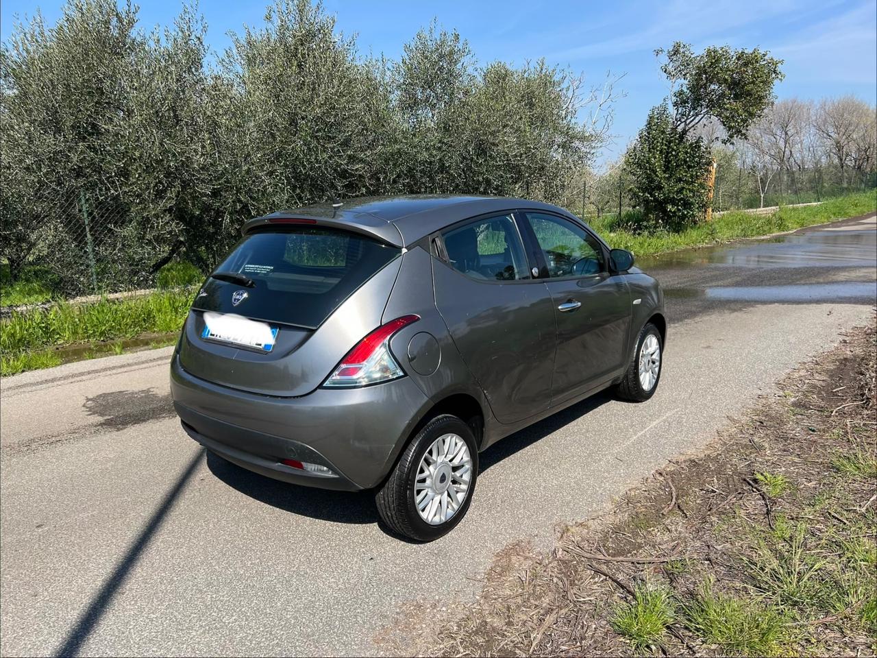 Lancia Ypsilon 0.9 TwinAir 85 CV 5 porte Metano Ecochic Silver