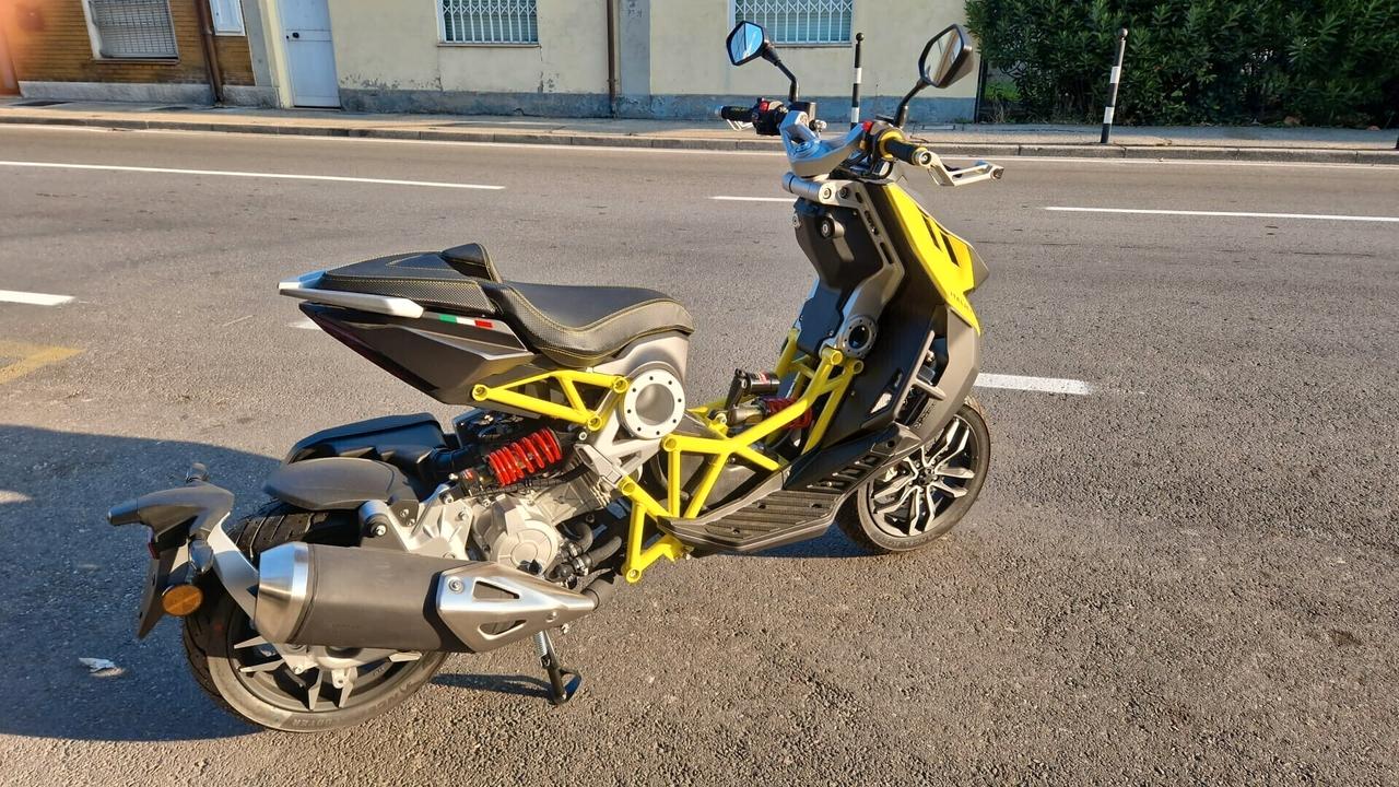 Italjet Dragster 125 KM0 a Euro 4490 - nei colori giallo/antracite o nero/grigio