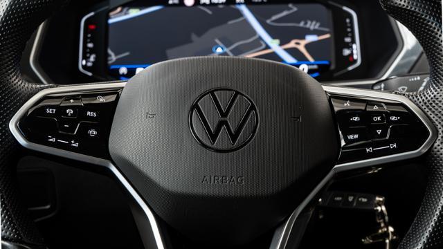 VOLKSWAGEN Tiguan 2.0 TDI SCR DSG 4MOTION R-Line UNIPRO
