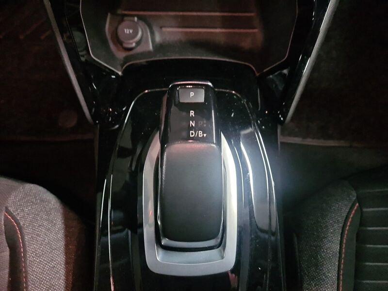 Peugeot 2008 motore elettrico 136 CV Active