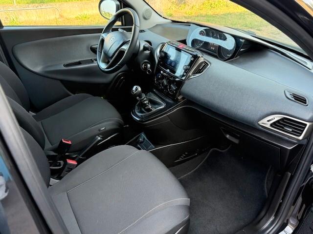 Lancia Ypsilon neopatentati 5 posti