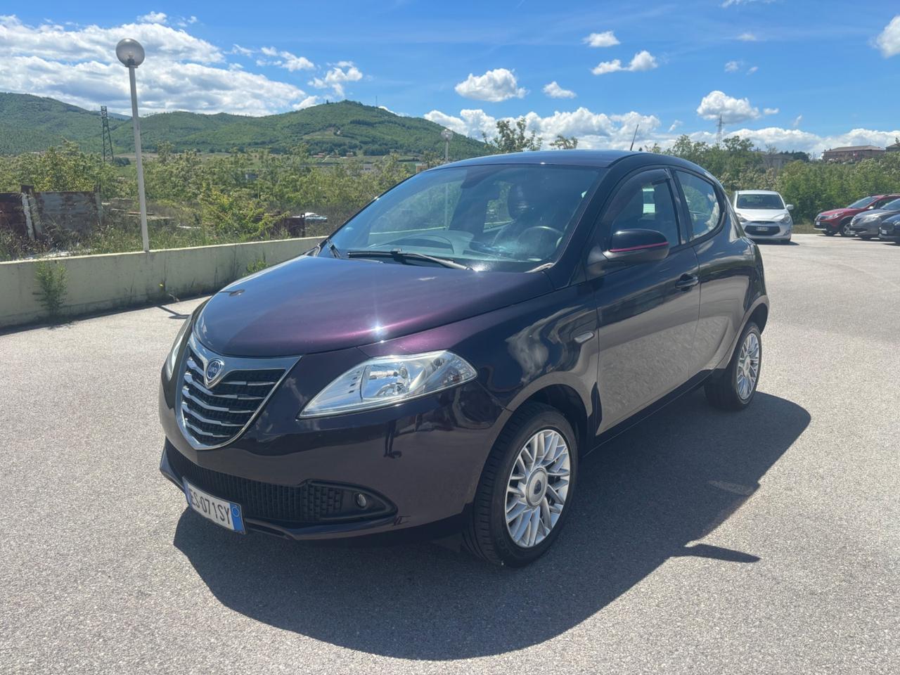 Lancia Ypsilon 0.9 TwinAir 85 CV 5 porte Metano Ecochic Silver