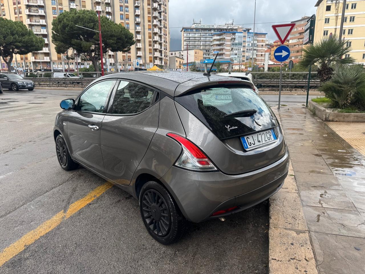 Lancia Ypsilon 1.0 neopatentati