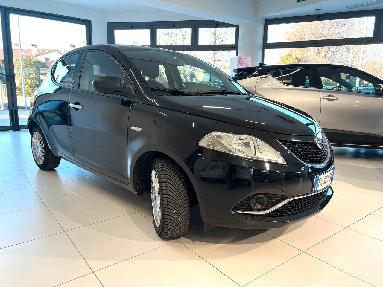 Lancia Ypsilon 1.2 69 CV 5 porte Silver