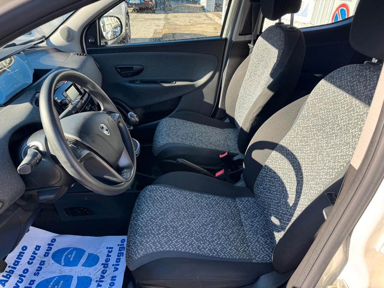 Lancia Ypsilon 1.0 FireFly 5 porte S&S Hybrid Ecochic Silver