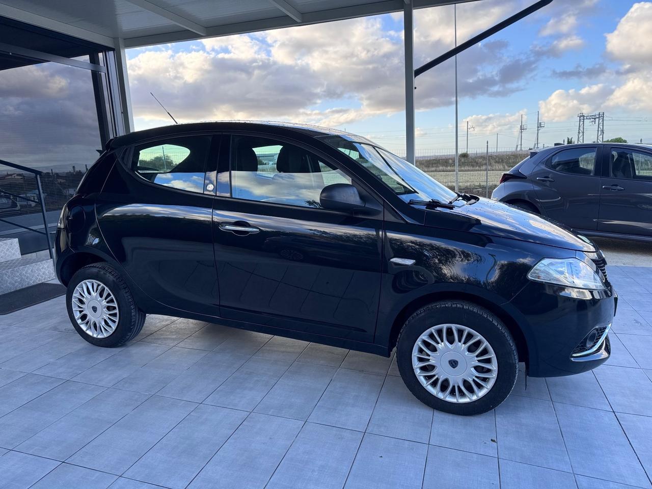 Lancia Ypsilon 0.9 TwinAir 85 CV 5 porte Metano Ecochic Platinum