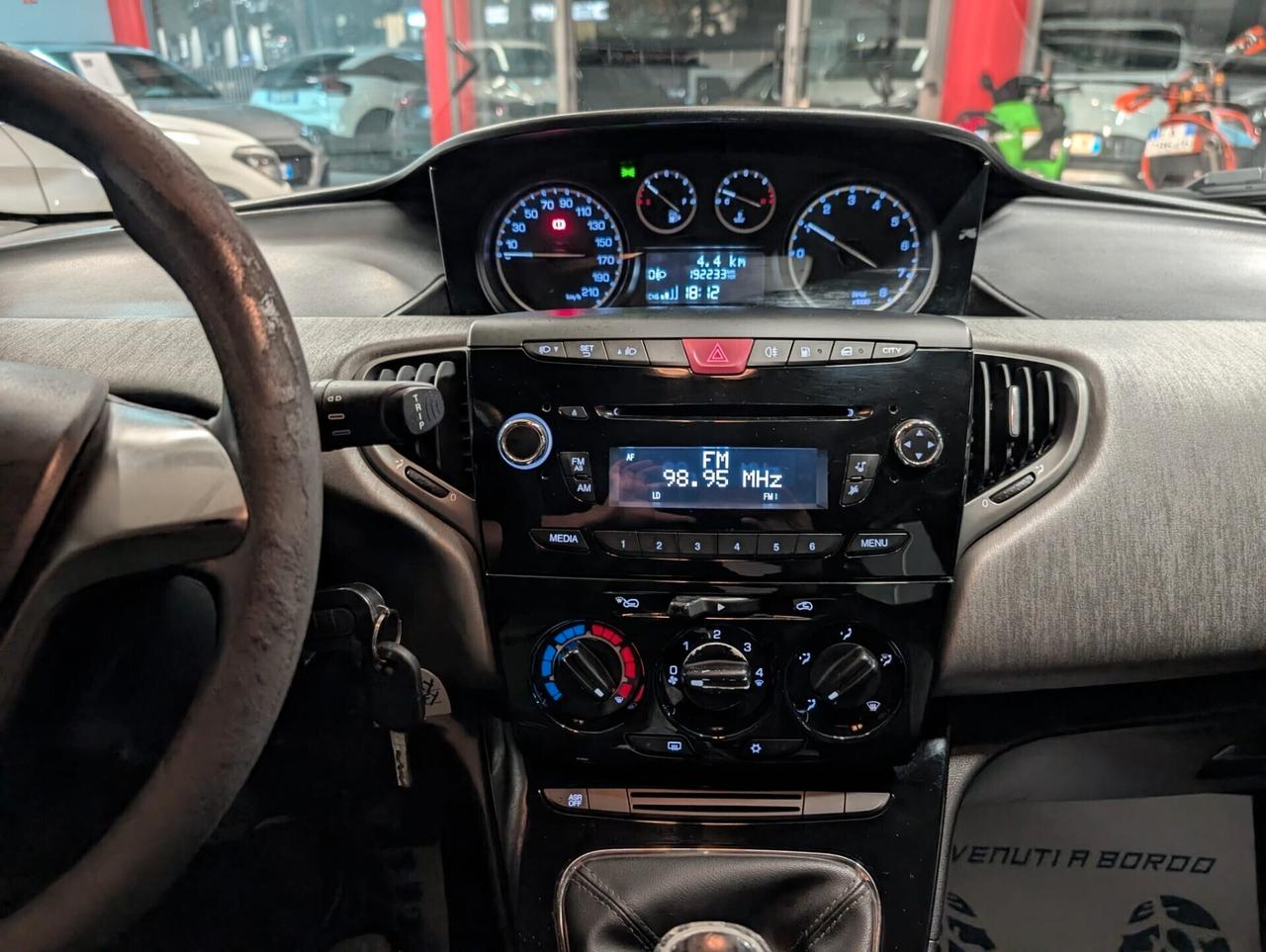Lancia Ypsilon 0.9 TwinAir 85 CV 5 porte Metano Ecochic Silver
