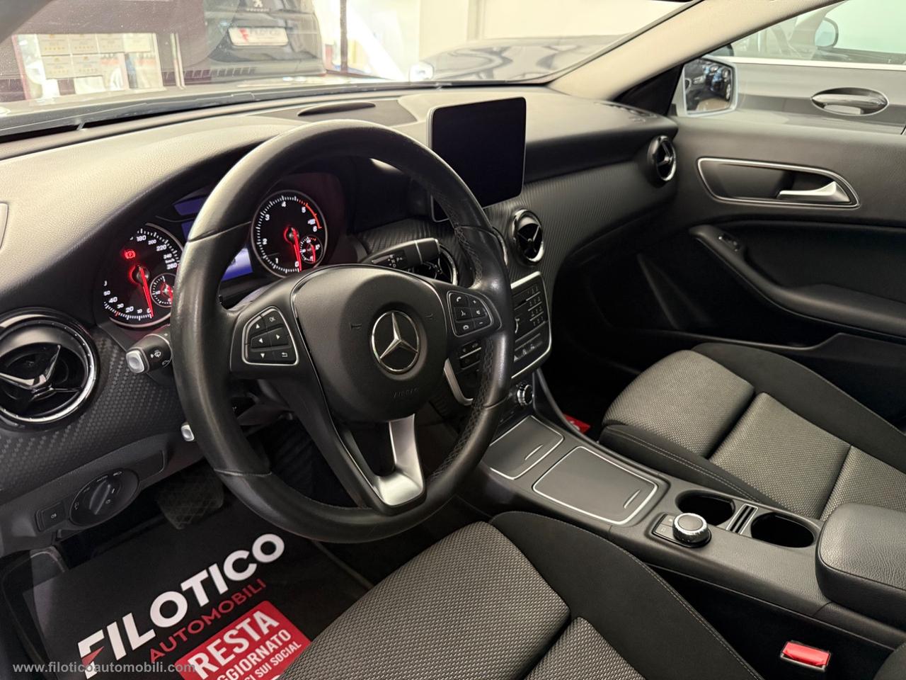 MERCEDES-BENZ GLA 180 d Automatic Business FARI LED - PACK SERIE SPECIALE