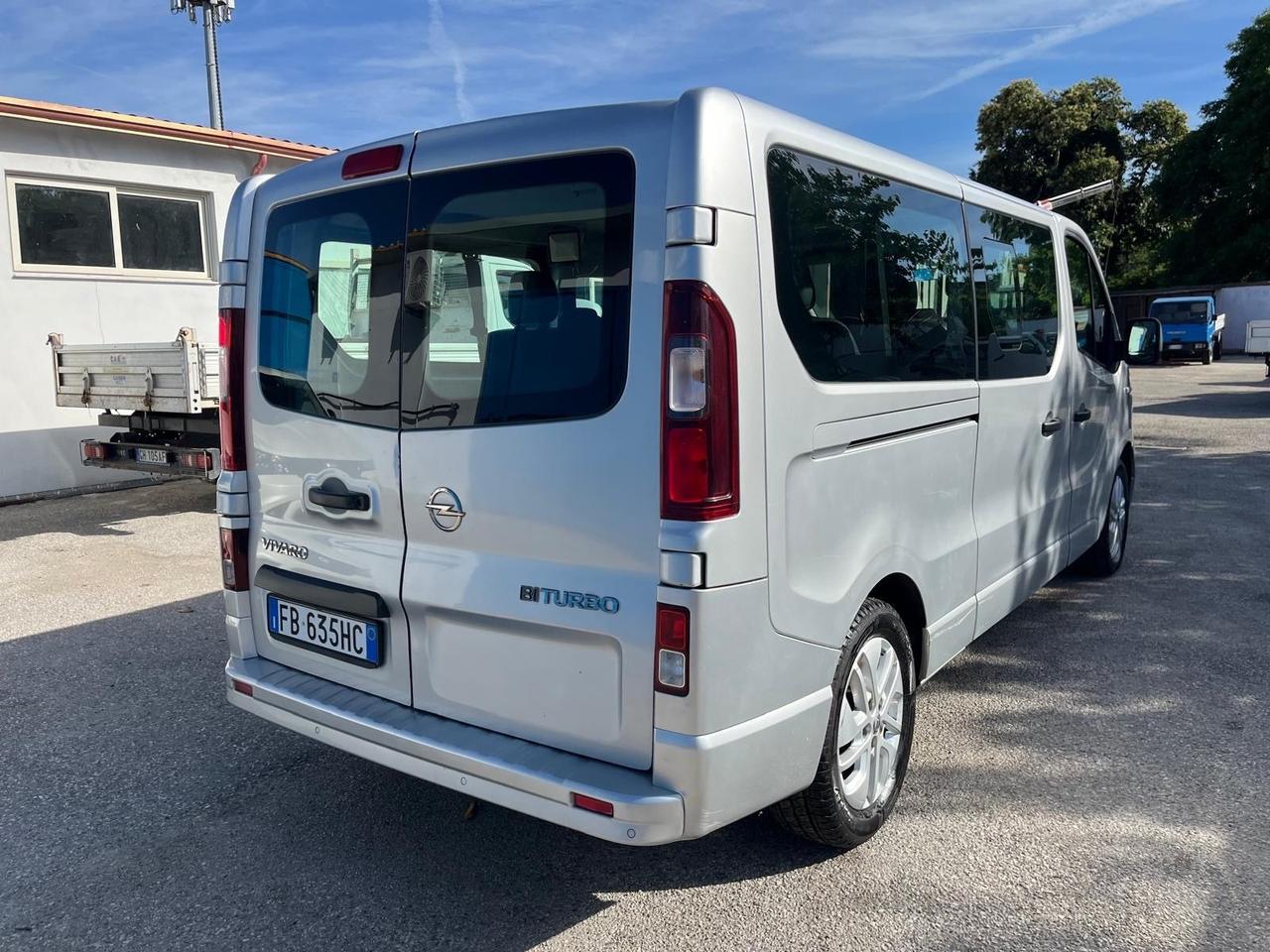 Opel vivaro combi/9 posti-1.6 bit.d-2015