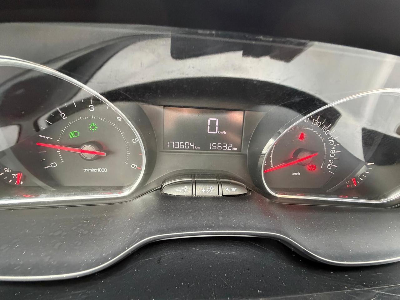 Peugeot 208 1.4 HDi 68 CV 5 porte Allure