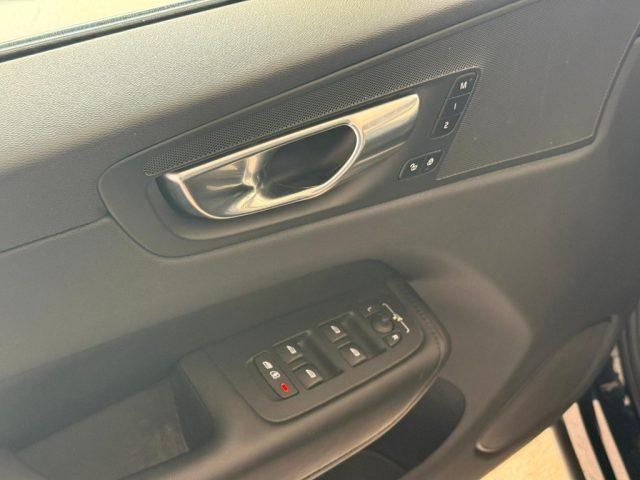 VOLVO XC60 B4 (d) AWD automatico Plus Dark