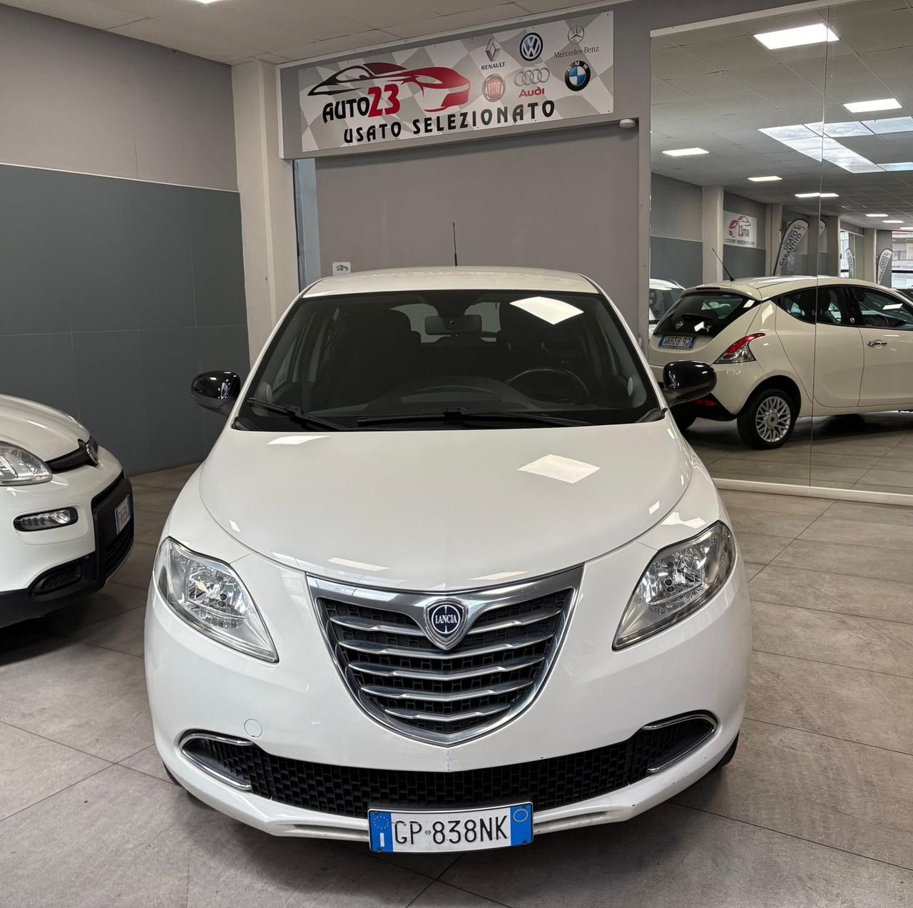 Lancia Ypsilon 0.9 TwinAir 85 CV 5 porte Metano Ecochic Silver
