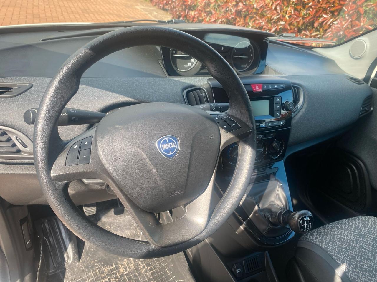 Lancia Ypsilon 1.0 FireFly 5 porte S&S Hybrid Ecochic Silver
