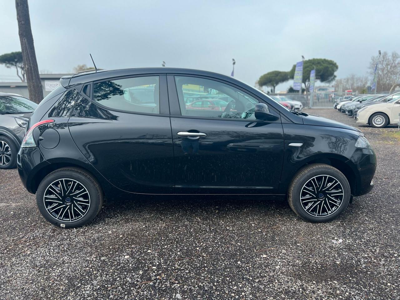 Lancia Ypsilon 1.0 FireFly Hybrid