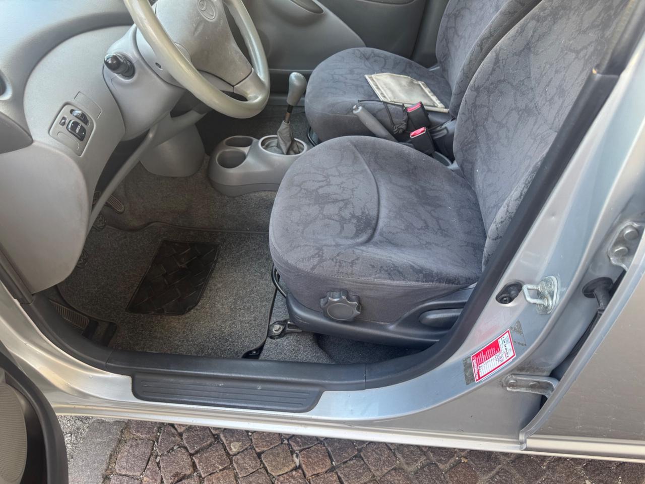 Toyota Yaris 1.0i 16V cat 5 porte Sol