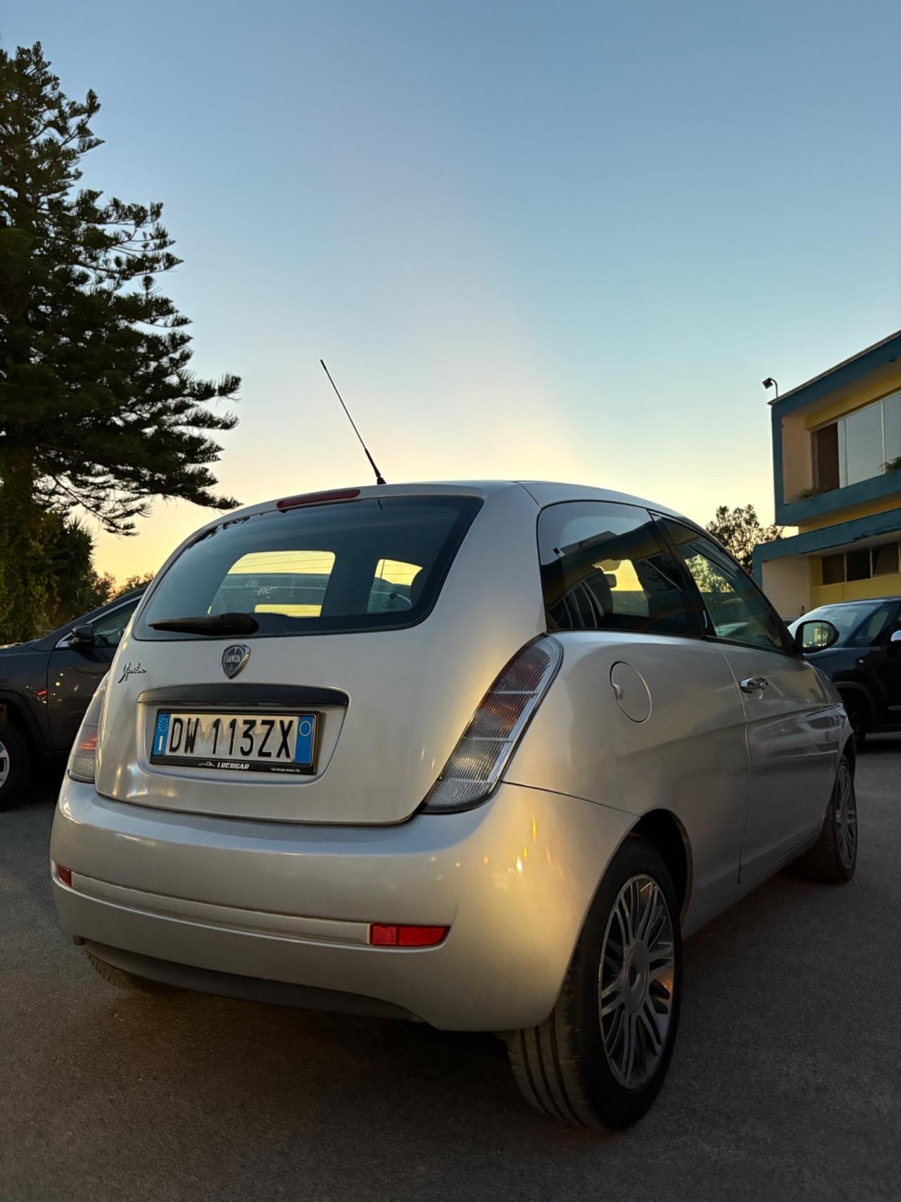 Lancia Ypsilon 1.3 MJT 75 CV Versus
