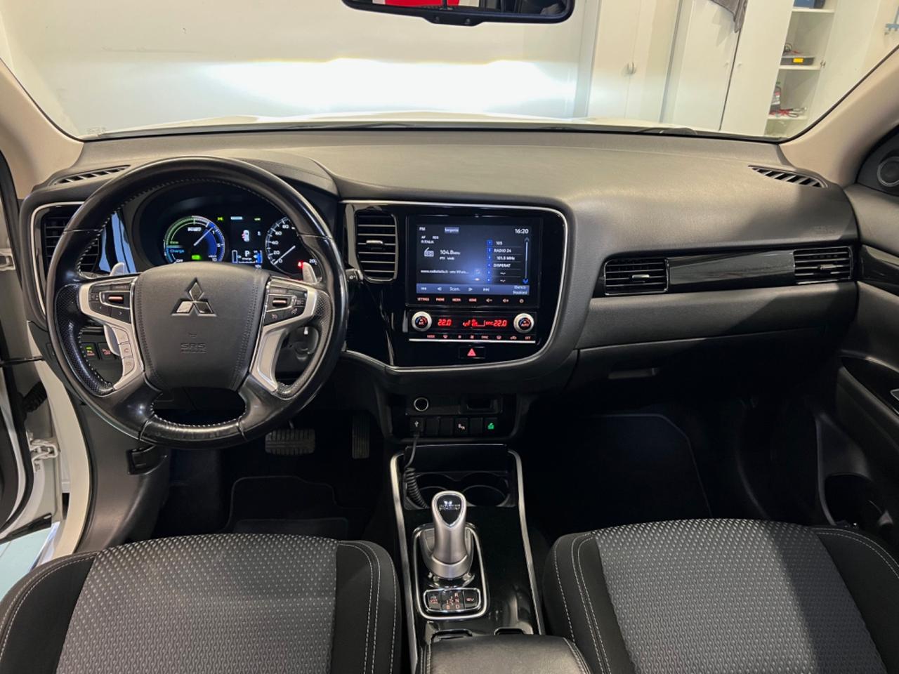 Mitsubishi Outlander 2.4 MIVEC 4WD PHEV Instyle Plus SDA