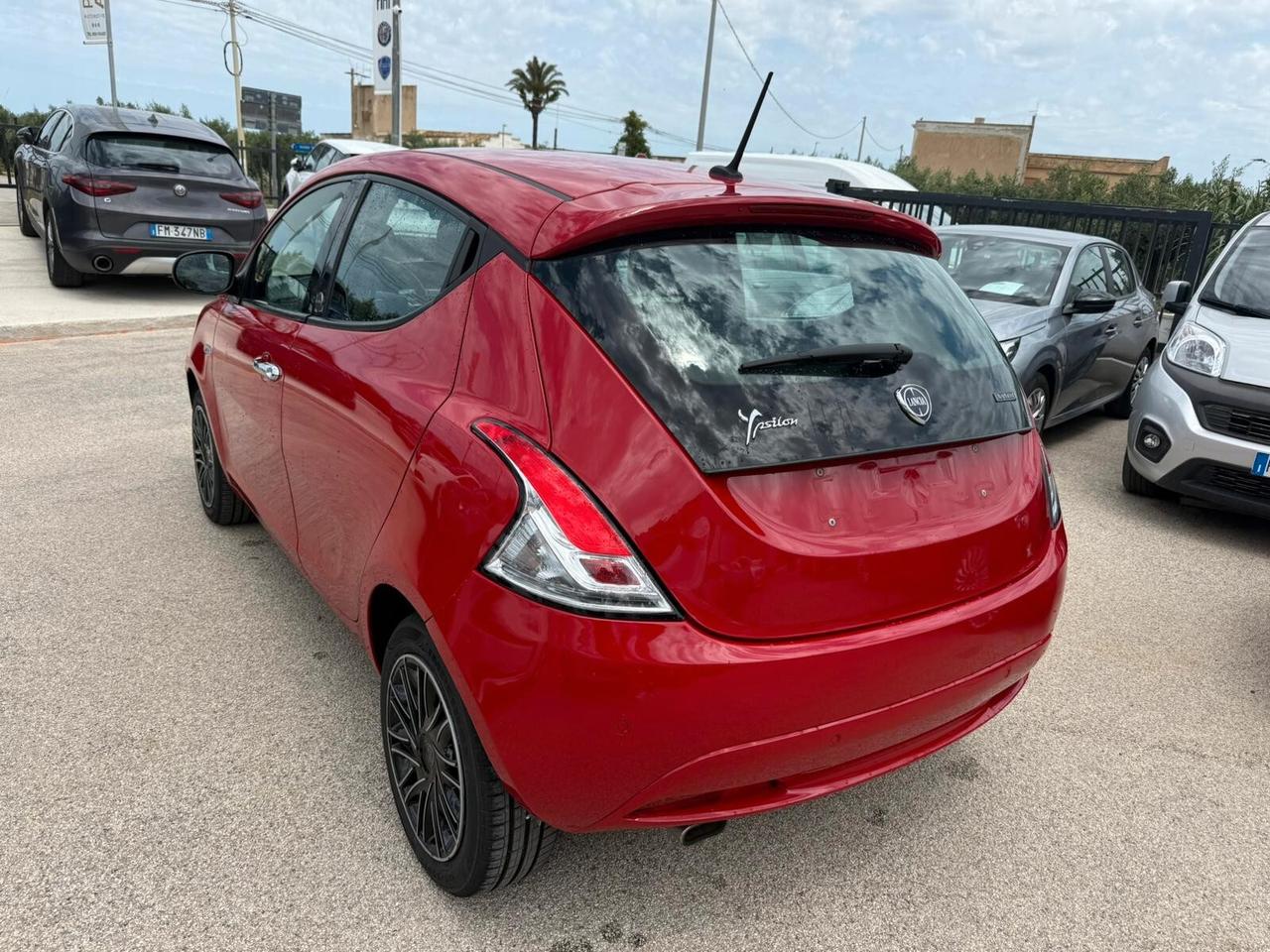 Lancia Ypsilon 1.0 FireFly 5 porte 70 CV S&S Hybrid Ecochic Gold