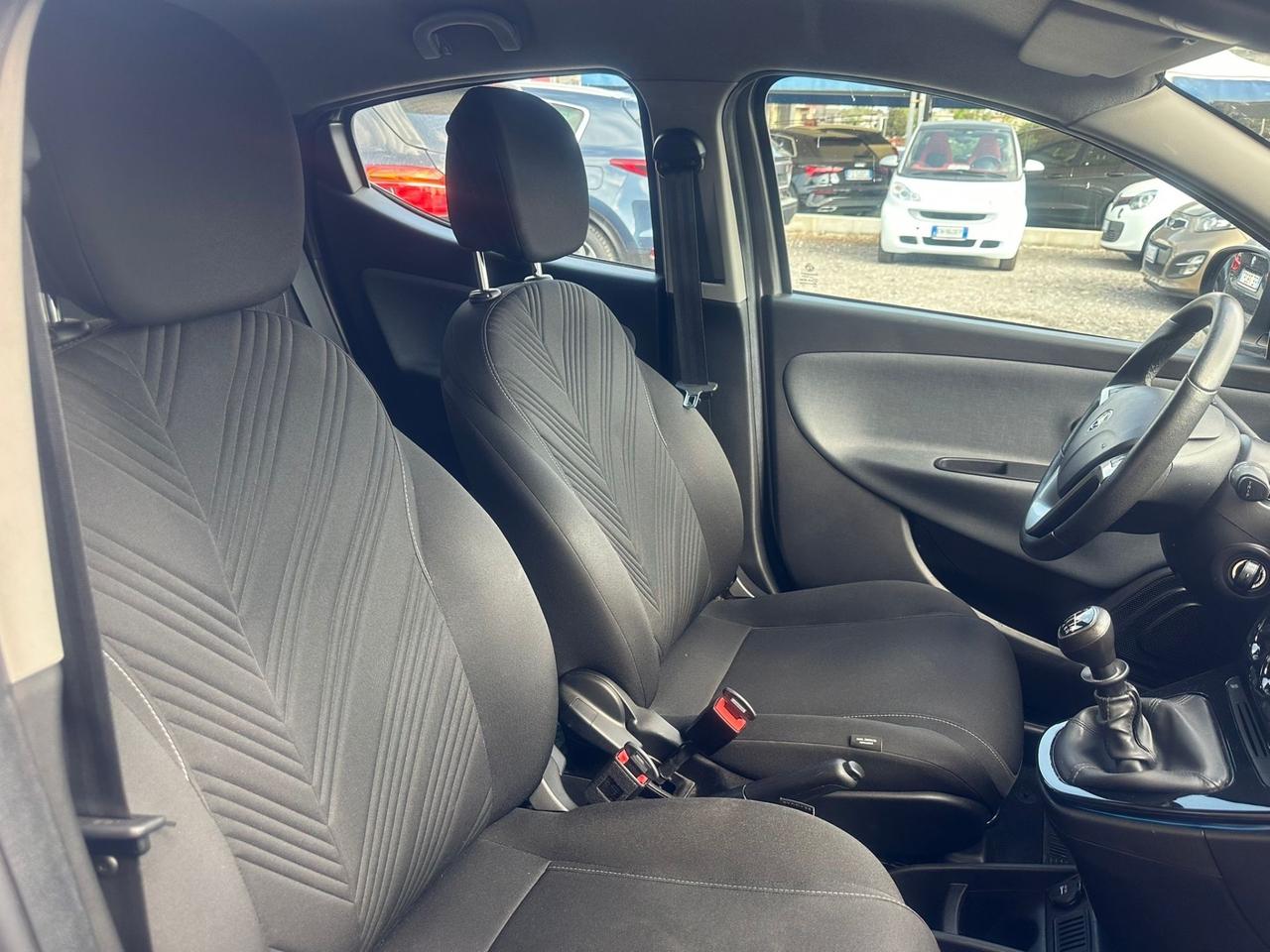 Lancia Ypsilon 1.0 FireFly 5 porte S&S Hybrid Ecochic Silver