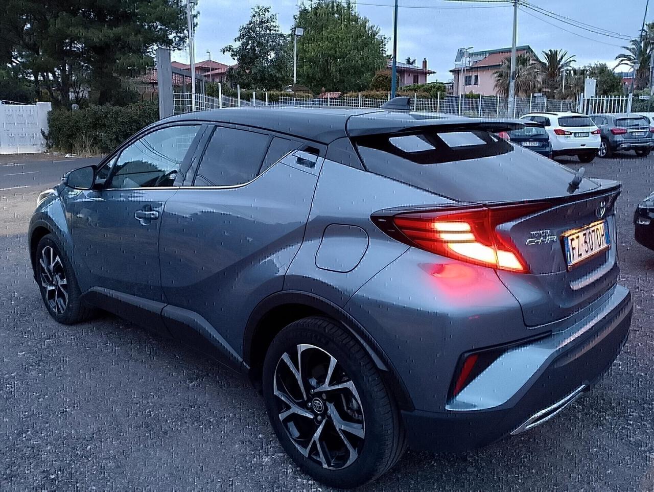 Toyota C-HR ibrida 2000 cc batterie piu grandi
