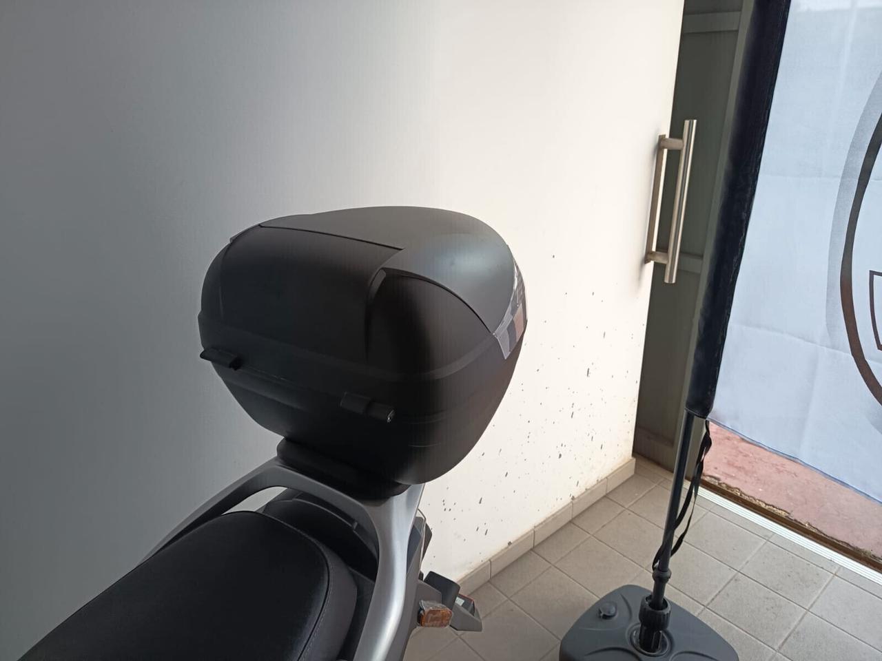 Kymco People 125i € 2.690,00 F.C.