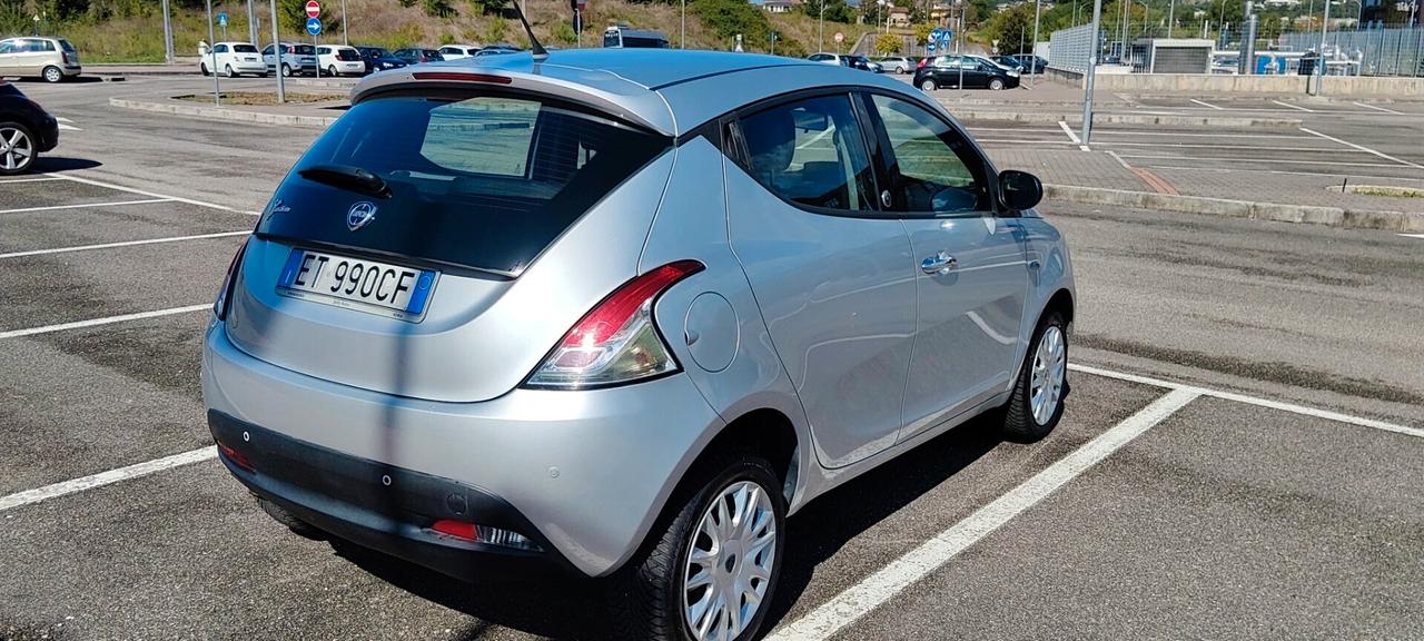 Lancia Ypsilon 0.9 TwinAir 85 CV 5 porte Metano Ecochic Silver