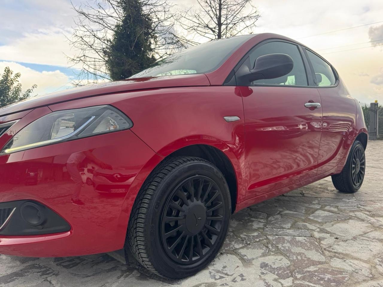 Lancia Ypsilon 1.0 FireFly 5 porte S&S Hybrid Ecochic Gold neopatentati