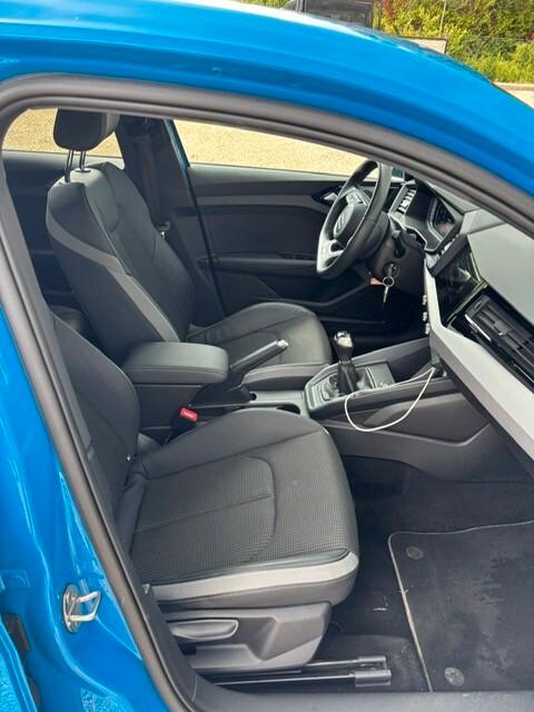 Audi A1 SPB 25 TFSI S line edition interno esterno luci ambient