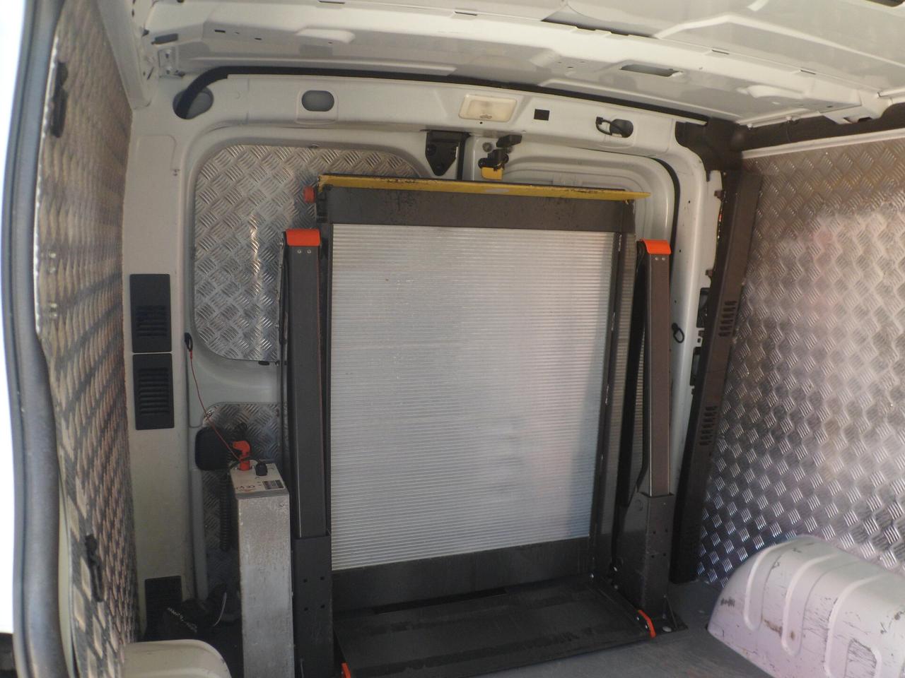 Renault Trafic furgone con pedana
