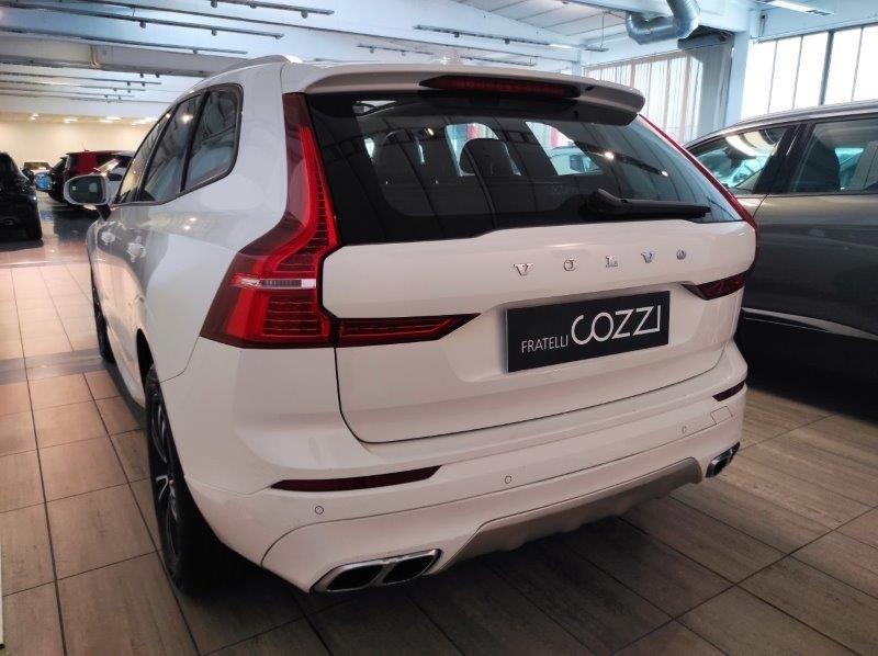 VOLVO XC60 (2017-->) - XC60 B4 Geartronic Momentum