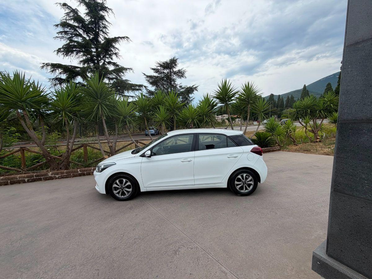 HYUNDAI - i20 - 1.2 5p. Connectline