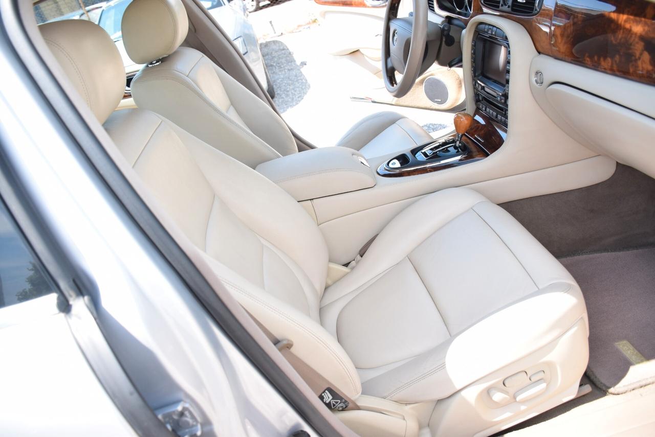 Jaguar XJ 4.2 V8 298CV AUT. NAVI PELLE SENSORI CRUISE BT Executive