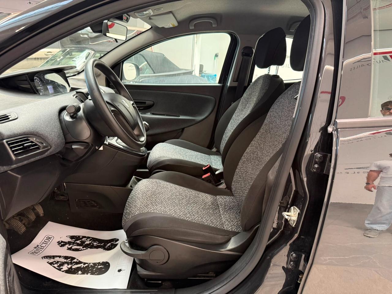 Lancia Ypsilon 1.0 FireFly 5 porte S&S Hybrid Silver