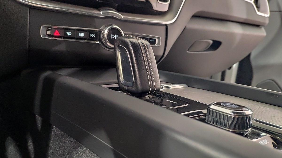 VOLVO Xc60 B5 Mild Hybrid (D) Awd Geartronic R-Design