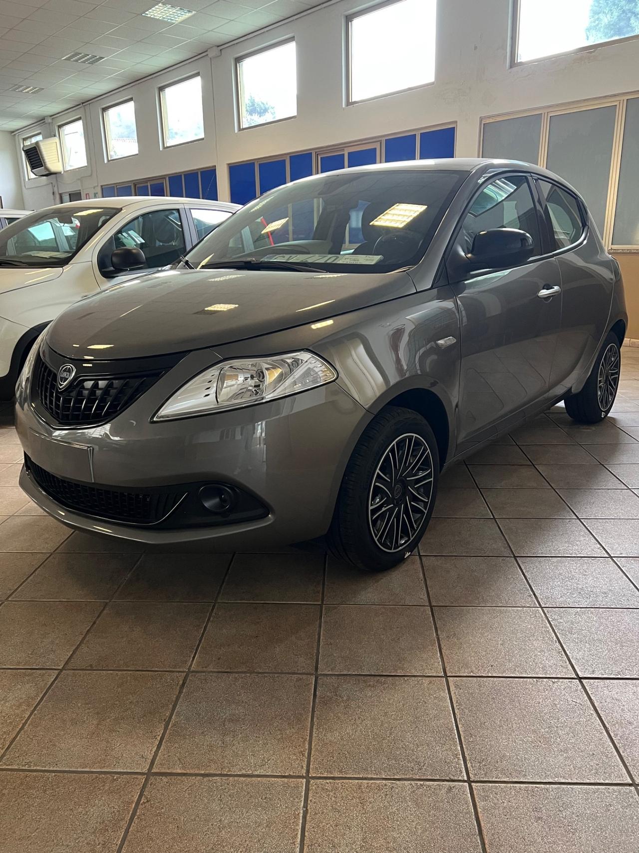 Lancia Ypsilon 1.0 FireFly 5 porte S&S Hybrid Ecochic Silver