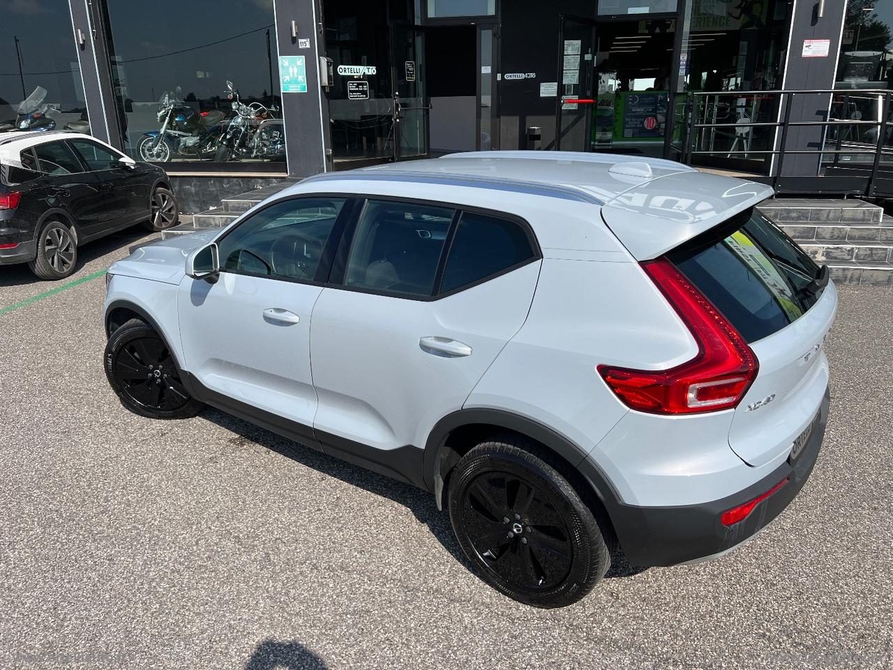 VOLVO XC40 D3 AWD Geartronic Momentum Pro IVA DEDUCIBILE