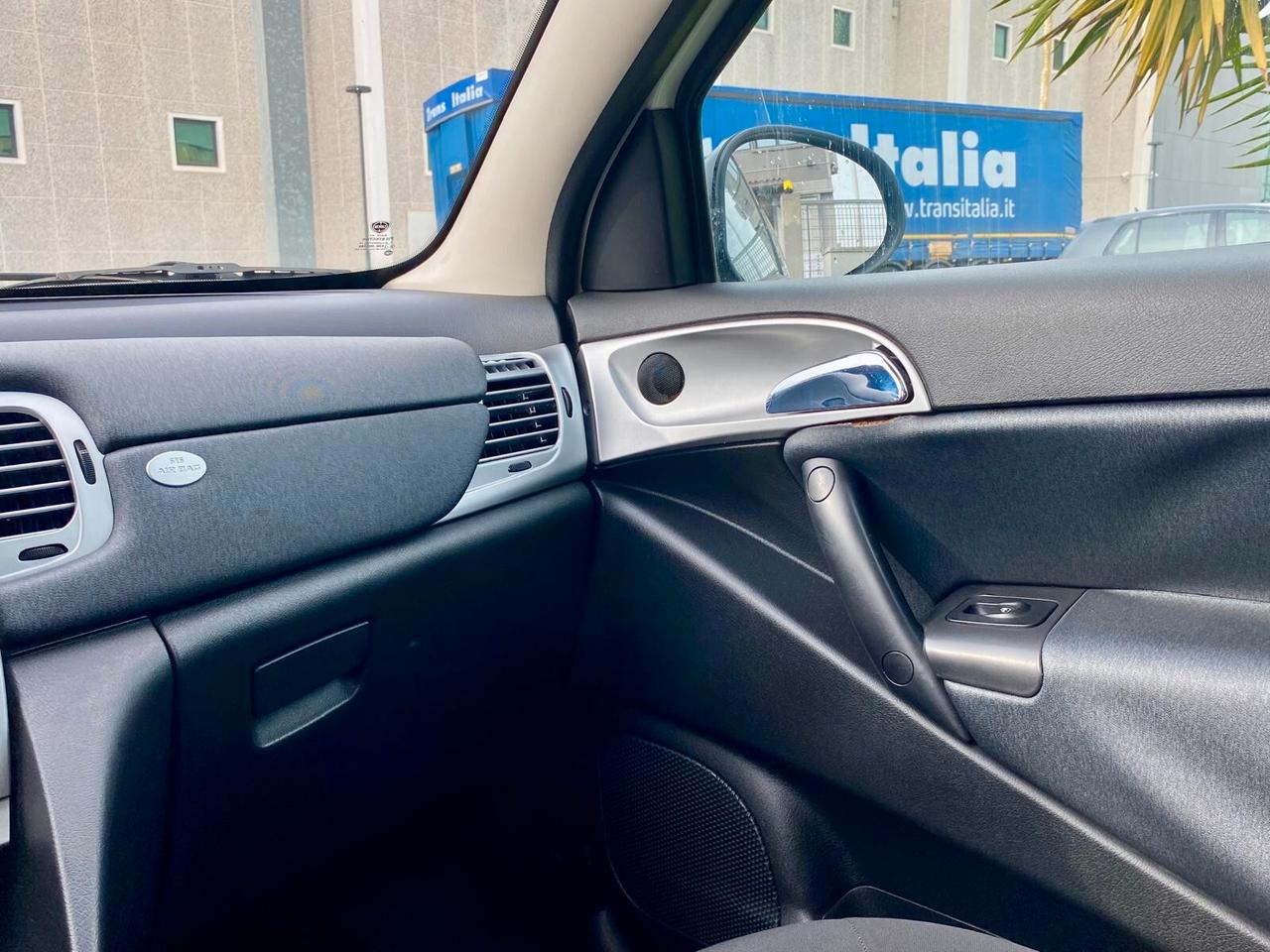 Lancia Ypsilon 1.3 MJT 75 cv. Unyca