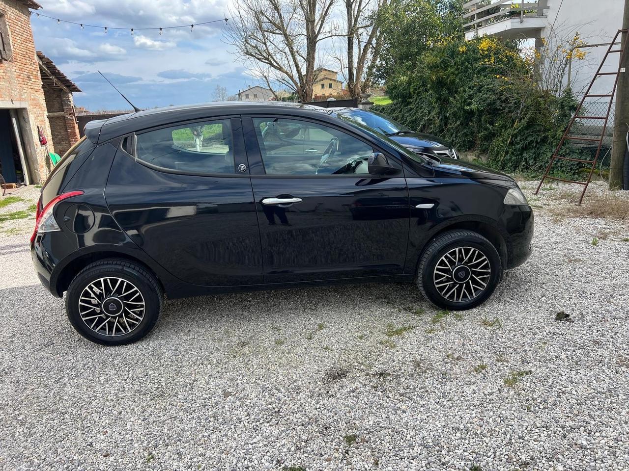 Lancia Ypsilon 0.9 TwinAir 85 CV 5 porte Metano Ecochic Elle