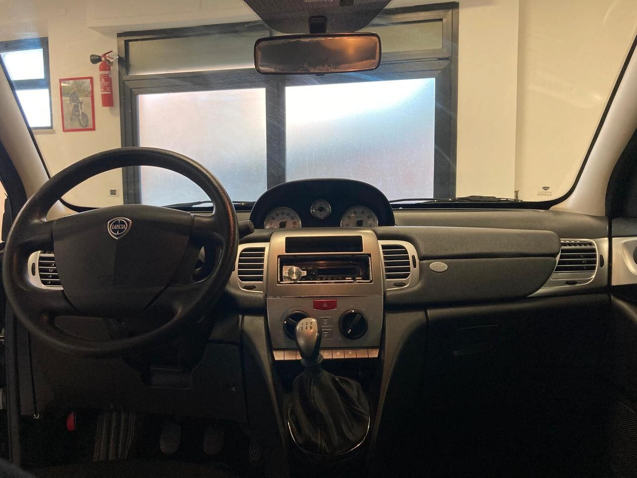 Lancia Ypsilon 1.2 69 CV Unyca