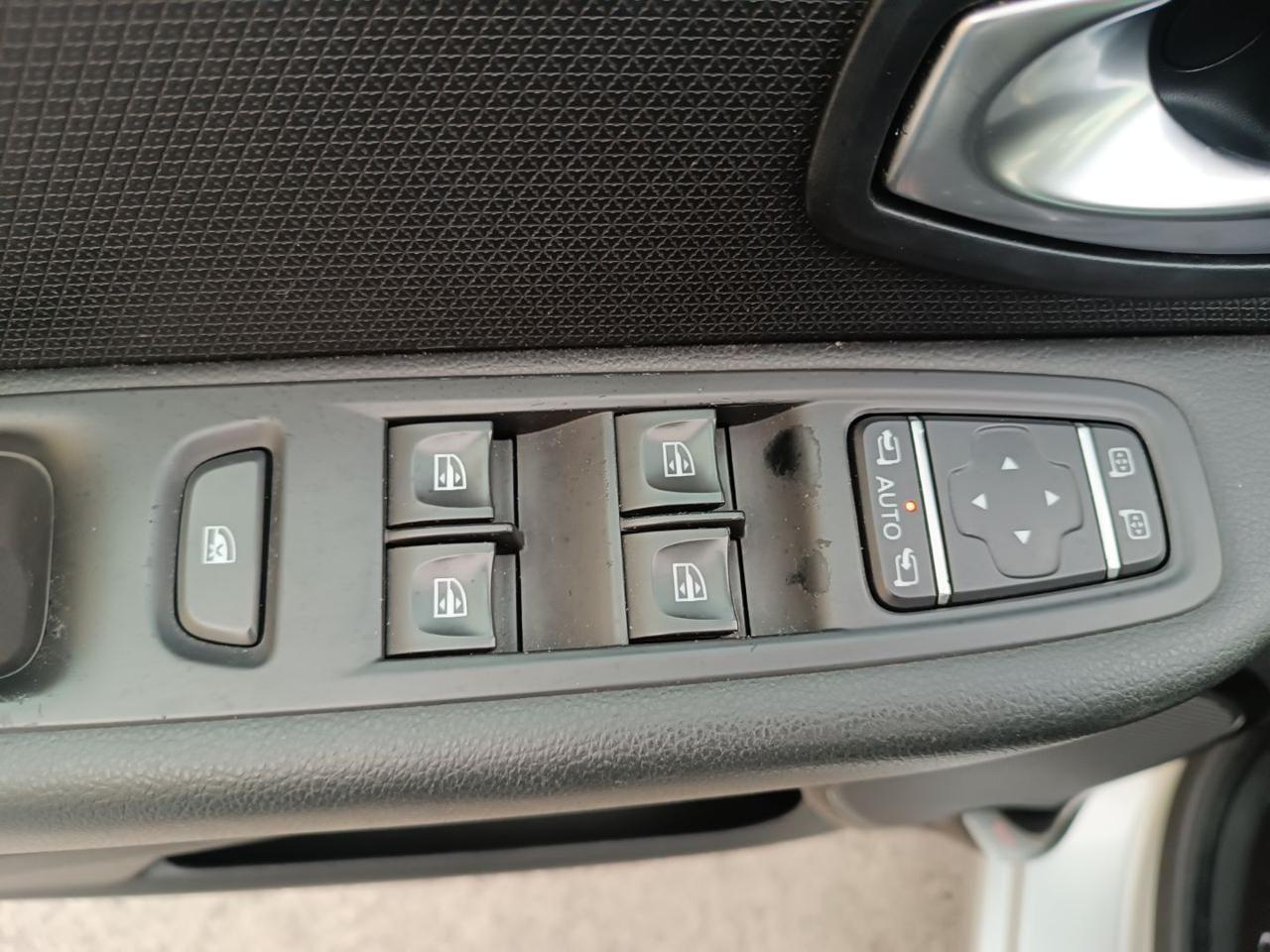 RENAULT Clio TCe 12V 90 CV 5 porte Moschino Intens