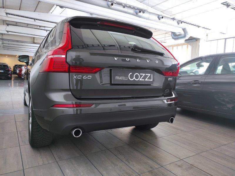 VOLVO XC60 (2017-->) - XC60 B5 (d) AWD Geartronic Momentum Pro
